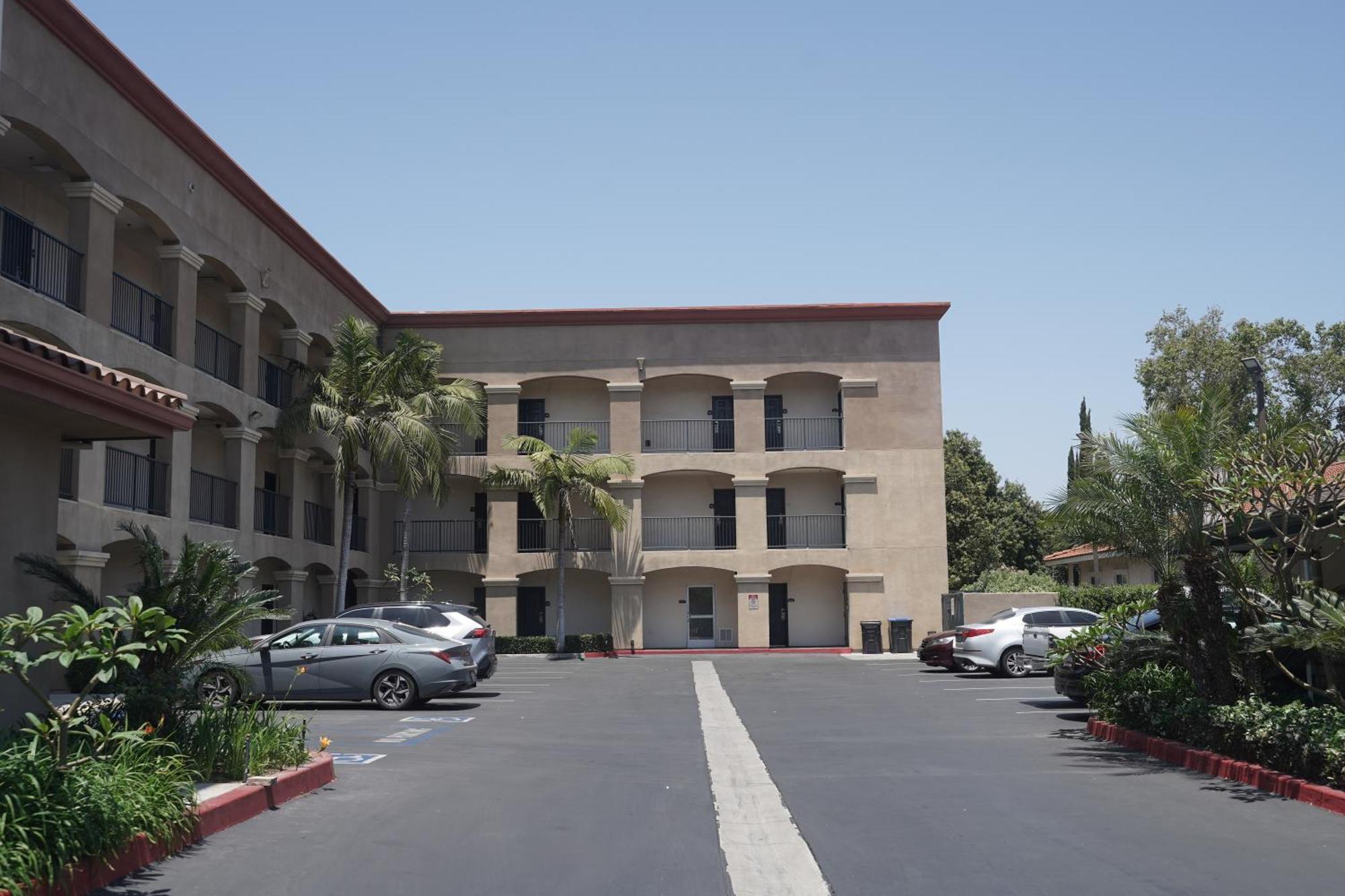 Harbor Inn & Suites Anaheim Exterior photo