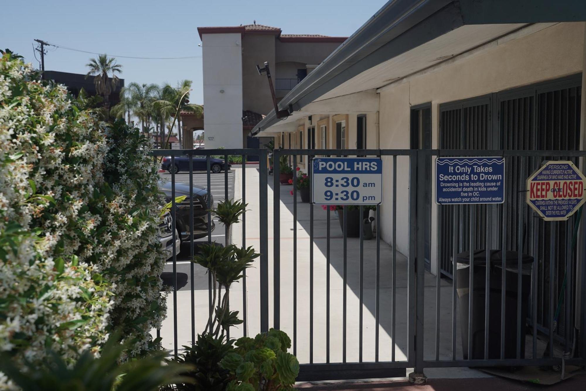 Harbor Inn & Suites Anaheim Exterior photo