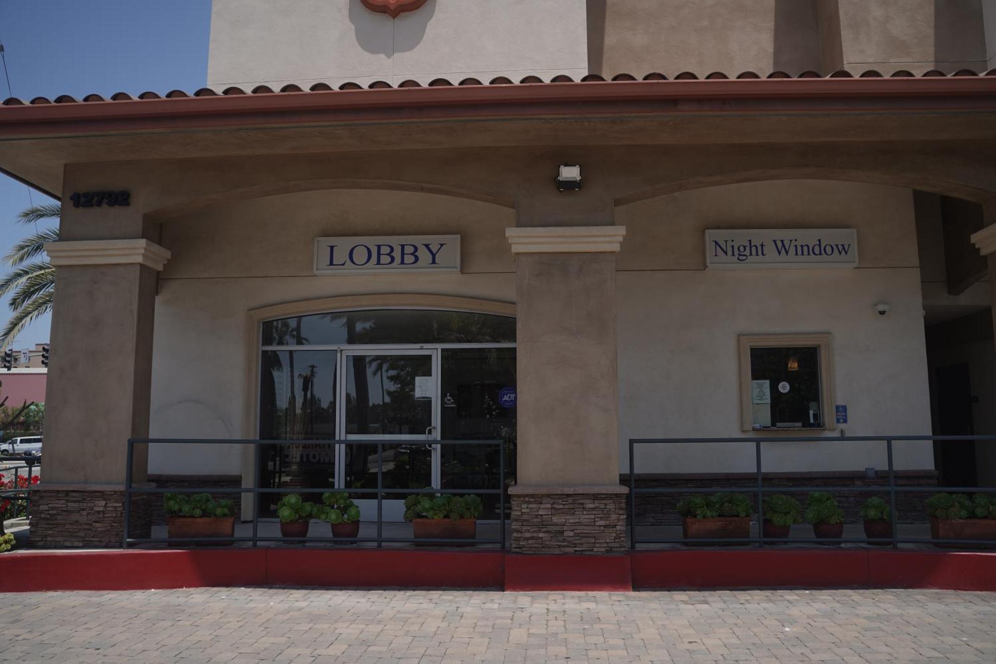 Harbor Inn & Suites Anaheim Exterior photo